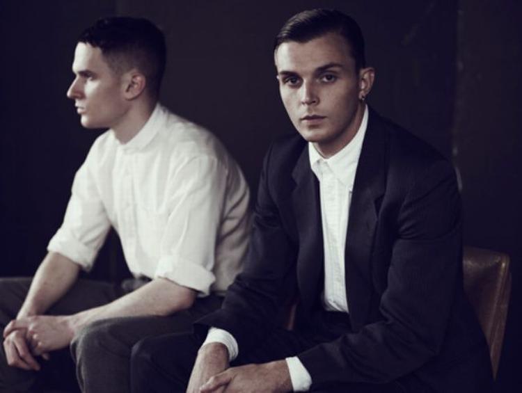Sanger Theo Hutchcraft og synthesizerspiller Adam Anderson fra Manchester gemmer sig ikke bag ironi, men melder ærligt ud i deres stort og omhyggeligt iscenesatte pop. 