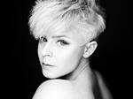 Nu er den anden cd i Robyns 'Body Talk'-projekt ude, og hastigheden i både albummet og trilogien klæder popdyret, fordi hun er så sikker og helt sin egen. Foto: Rankin/EMI 