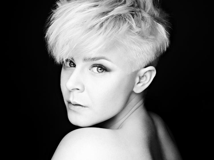 Nu er den anden cd i Robyns 'Body Talk'-projekt ude, og hastigheden i både albummet og trilogien klæder popdyret, fordi hun er så sikker og helt sin egen. Foto: Rankin/EMI 