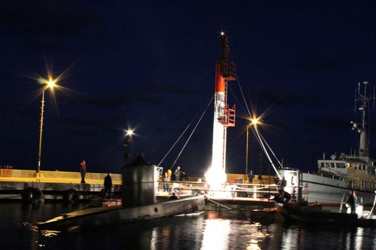 Returrejse. Ubåden Nautilus og slæbebåden Flora sejlede ind i havnen med raketten klokken kvart i ni. 