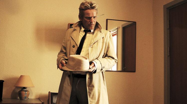 Detektiv. Ole Lemmeke ankommer til et motel, hvor en mand har slået sin kone ihjel. Torben Bech har blandt andet fundet inspiration i Coenbrødrenes Oscarvinder 'No Country for Old Men'. 