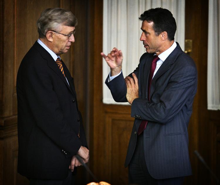 Møde. Søren Krarup og Anders Fogh Rasmussen havde sammen med Jesper Langballe i 2001 et møde om mulighederne for en mere omfattende undersøgelse af den kolde krig. (Arkivfoto) 