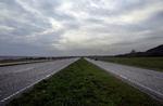 Hurtigere. En øde landevej ved Frederikshavn. »Mange spørger - og med rette: Hvorfor i alverden må jeg kun køre 80 km/t her?«, citerer Venstres trafikordfører, Kristian Pihl Lorentzen, mange bilister holdning. (Arkivfoto) 