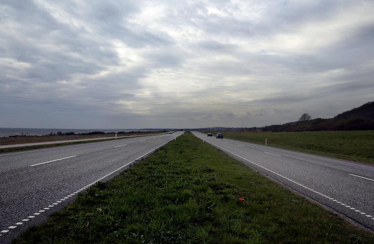 Hurtigere. En øde landevej ved Frederikshavn. »Mange spørger - og med rette: Hvorfor i alverden må jeg kun køre 80 km/t her?«, citerer Venstres trafikordfører, Kristian Pihl Lorentzen, mange bilister holdning. (Arkivfoto) 