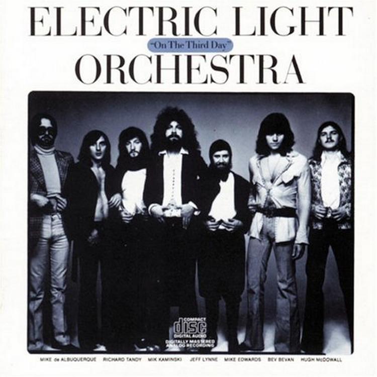 ELO. Albumcover til 'On The Third Day' fra 1973. Mike Edwards er nr 3 fra højre. 