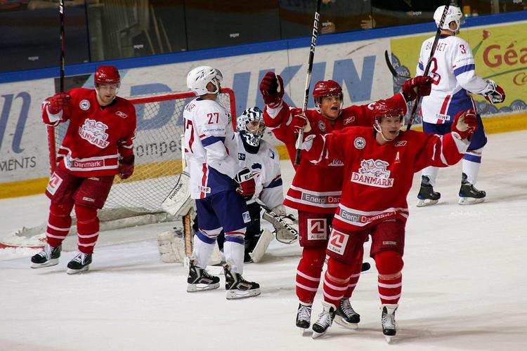 fremgang. Danmark overraskede positivt ved VM i ishockey i maj. Nu vil danskerne selv forsøge sig med at afholde VM. Arkivfoto. 