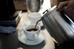 Klassisk Cafe Noir hældes i kop 