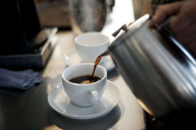 Klassisk Cafe Noir hældes i kop 
