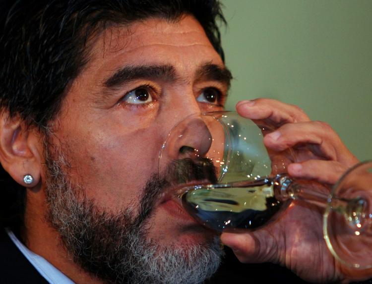 velgørenhed. Diego Maradona vil betale noget tilbage til Napoli, hvor argentineren havde sin storhedstid. Arkivfoto. 