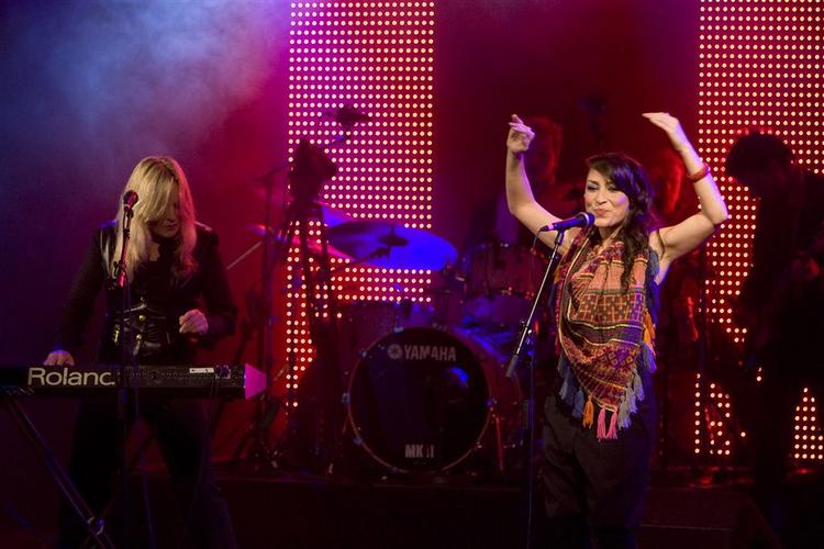 Dma. Szhirley og Anne Linnet giver den gas i forbindelse med DMA 2008 lørdag aften i Glassalen i Tivoli. 