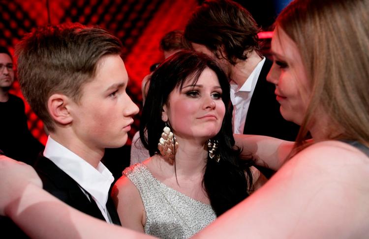 Overraskelse. Da Anna (t.h) røg ud af 'X Factor', blev mange overraskede, inklusive dommeren Remee. Efterfølgende blev DR anklaget for at manipulere med sms-afstemningen, men stationen afviste anklagerne. Arkivfoto. 