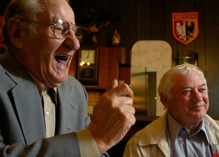Ha! Unge foretrækker at læse positive historier om hinanden, mens ældre nyder at grine af unges kvajerier, viser undersøgelsen af skadefryd. Arkivfoto. 