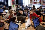 Klassedynamik. Når klassestørrelsen stiger, bliver elevernes afgangskarakterer mindre - især blandt drengene. Effekten af større klasser er også mere negativ for bogligt svage elever og for elever fra bogligt svage hjem. Arkivfoto 