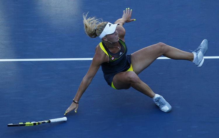 vinderen. Selv da hun gled efter en flugtning ved nettet formåede Caroline Wozniacki at vinde et point mod Maria Sjarapova. 