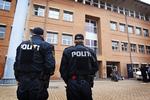 BEVOGTNING. Betjente foran Retten i Glostrup under retssagen mod de mænd, der er tiltalt for at stå bag røveriet mod pengecentral i 2008. Arkivfoto. 