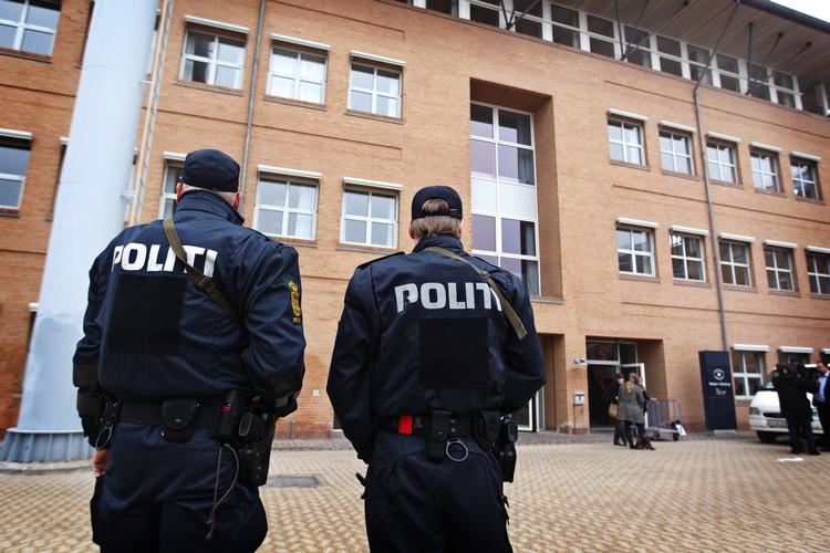 BEVOGTNING. Betjente foran Retten i Glostrup under retssagen mod de mænd, der er tiltalt for at stå bag røveriet mod pengecentral i 2008. Arkivfoto. 