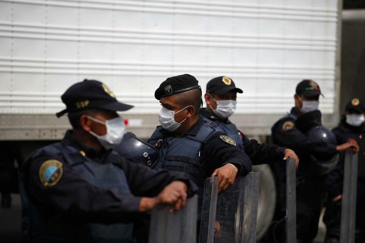 Massakre. Mexicansk politi bar masker under transporten af de 72 lig, der blev fundet på en ranch i det nordøstlige Mexico i august. 
