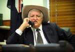 Støtte. Bob Katter gav sin stemme til den konservative Tony Abbot. 