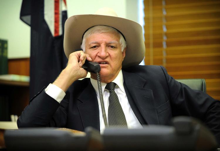 Støtte. Bob Katter gav sin stemme til den konservative Tony Abbot. 