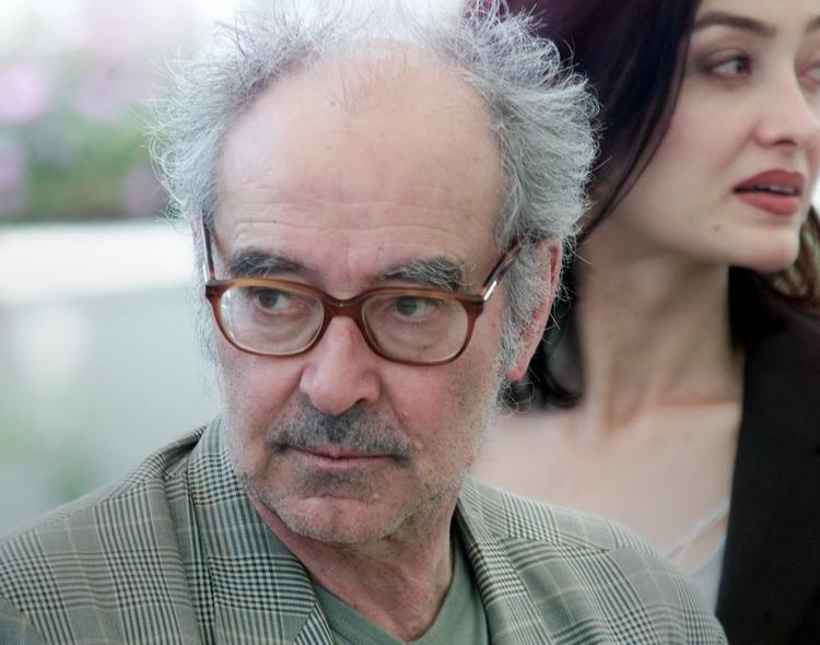 godard. Jean-Luc Godard fotograferet i Cannes i 2001. Den franske instruktørs værk nævnes af vidt forskellige instruktører som f.eks. Steven Soderbergh, Jim Jarmusch, Oliver Stone og Quentin Tarantino som en stor inspiration. 