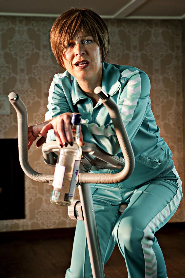 Ny sæson. Søs Egelind er stadig brillant i rollen som den gennemalkoholiserede og fraskilte Elisabeth Sachs i TV 2-serien 'Lærkevej', som på torsdag tager hul på anden sæson. 