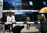 Mistillid. Afghanere venter uden for landets største private bank, Kabul Bank, som mange forsøger at få deres penge ud af. 