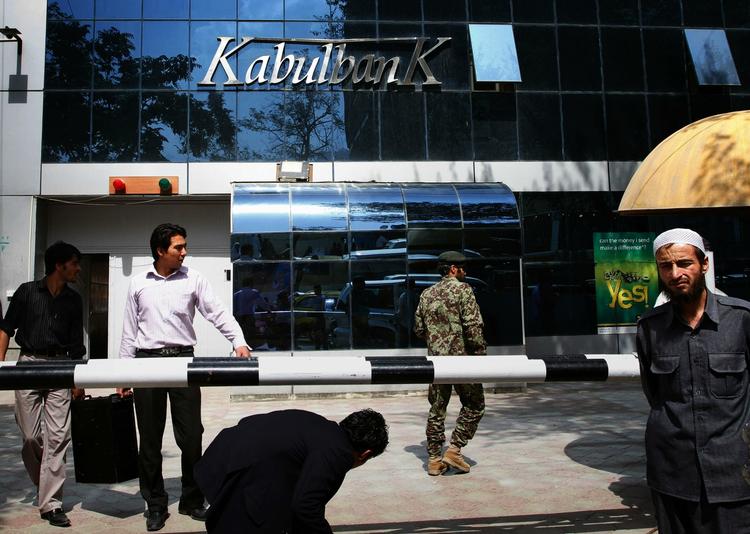Mistillid. Afghanere venter uden for landets største private bank, Kabul Bank, som mange forsøger at få deres penge ud af. 