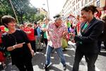 Den svenske Vänsterformand, Lars Ohly (i midten), gav den gas under den årlige Pride i Stockholm 31. juli sammen med S-leder Mona Sahlin og Maria Wetterstrand fra Miljöpartiet. Men de tre oppositionspartier er endnu ikke blevet enige om et fælles udspil omrking barselsorlov. 
