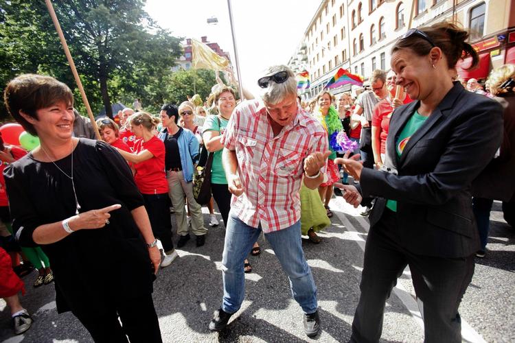 Den svenske Vänsterformand, Lars Ohly (i midten), gav den gas under den årlige Pride i Stockholm 31. juli sammen med S-leder Mona Sahlin og Maria Wetterstrand fra Miljöpartiet. Men de tre oppositionspartier er endnu ikke blevet enige om et fælles udspil omrking barselsorlov. 