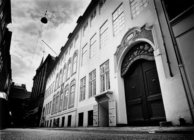 gangster. Gyldendal promoverer Brian Sandbergs biografi på deres hjemmeside, fordi den sælger rigtig godt. 