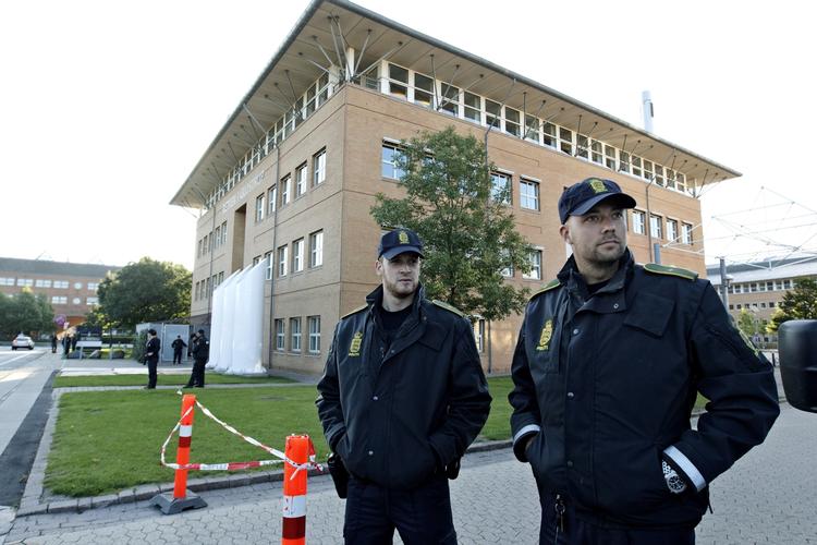 Retten i Glostrup var bevogtet af betjente, før retten skulle afgøre om 14 tiltalte var skyldige i røveriet mod Dansk Værdihåndtering i 2008. 