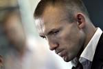 øjenskade. Mikkel Kessler får en opmuntring midt i ærgrelsen over at være tvunget til en pause. Arkivfoto. 