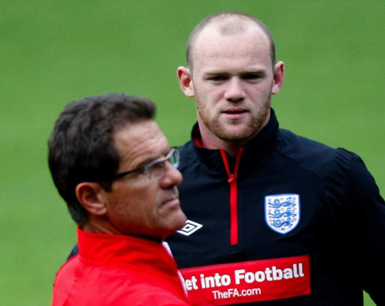 prostitutionsbesøg. Englands Wayne Rooney og landstræner Fabio Capello under englændernes træning før kampen mod Schweiz. 