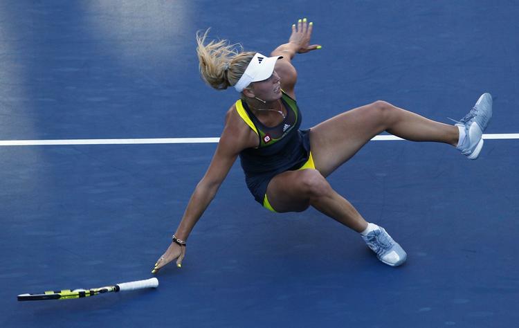 ups. En af de få gange under kampen mod Maria Sjarapova, hvor Caroline Wozniacki ikke bevægede sig helt optimalt. Men danskeren vandt alligevel pointet, da Sjarapova sendte bolden ud. 