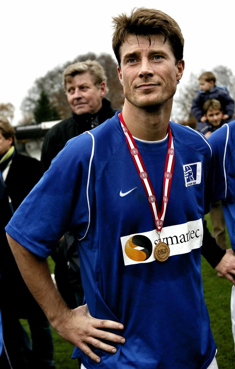 sygdomsramt. Brian Laudrup spiller fortsat fodbold på motionsniveau. Her ses han som vinder af oldboysmesterskabet for Lyngby. Arkivfoto. 