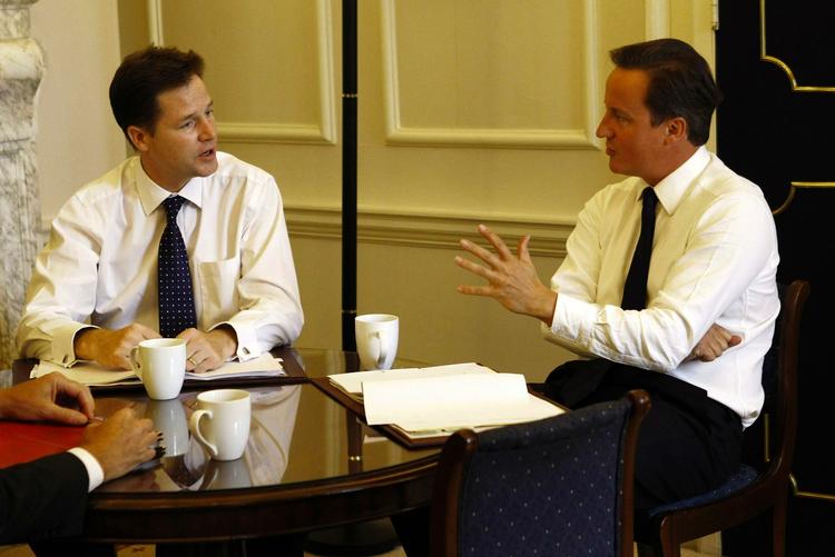 Liberaldemokraternes leder Nick Clegg (t.v.) betaler en høj pris for at gå i koalition med David Cameron (t.h.) og de konservative, viser ny måling. 