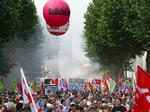 PROTEST. Op mod 2 millioner mennesker ventes at gå på gaden i protest mod en ny pensionsreform. Her et billede fra en storstrejke i juni i Paris. 