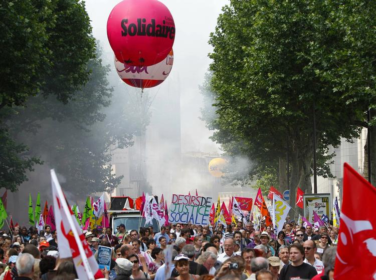 PROTEST. Op mod 2 millioner mennesker ventes at gå på gaden i protest mod en ny pensionsreform. Her et billede fra en storstrejke i juni i Paris. 