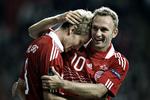 Forløsning. Thomas Kahlenberg blev helten, da han scorede Danmarks enlige mål i 1-0-sejren over Island. Her tiljubles målscoreren af Dennis Rommedahl. 
