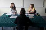 tidsspilde? Kommunernes Landsforening vil have afskaffet folkeskolens afgangsprøve, som de mener er spild af tid. Her er det Tine Marie Balck Sørensen (i hvidt), som sammen med censoren (i gult) har en af sine elever til eksamen. 