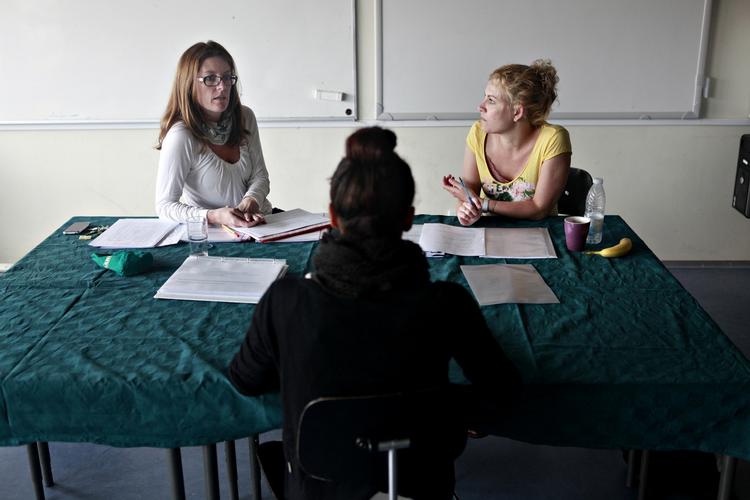 tidsspilde? Kommunernes Landsforening vil have afskaffet folkeskolens afgangsprøve, som de mener er spild af tid. Her er det Tine Marie Balck Sørensen (i hvidt), som sammen med censoren (i gult) har en af sine elever til eksamen. 