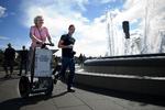 »Jeg er en fun oldemor«, udbryder 69-årige Valerie Wood-Gaiger, efter at hun har været testperson på den selvbalancerende Segway. 