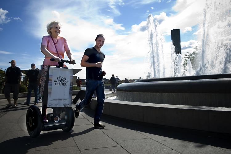 »Jeg er en fun oldemor«, udbryder 69-årige Valerie Wood-Gaiger, efter at hun har været testperson på den selvbalancerende Segway. 