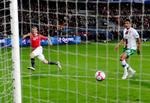 afgørelsen. Erik Huseklepp kunne score i et tomt mål, efter John Carew var kommet i vejen for Eduardos udspark. 
