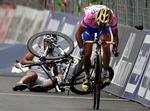 disket. I Giro d'Italia i 2005 endte Baden Cooke således i et spurtopgør med Paolo Bettini, der efterfølgende blev deklasseret. Arkivfoto. 