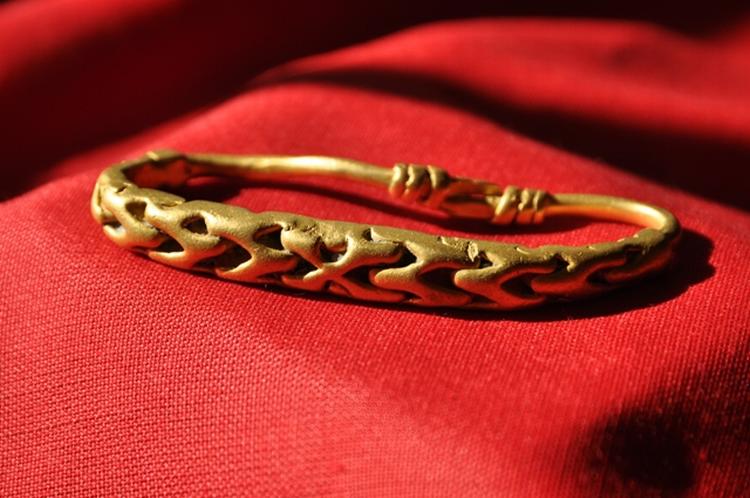 Danefæ. En armring fra vikingetiden af en helt enestående form og tyngde. 