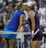 tæt. Det tog sin tid, før Kim Clijsters (tv.) havde nedkæmpet australieren Samantha Stosur. 