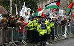 Udenfor Eason-boghandlen i Dublin blev Blair i sidste uge mødt af krigsmodstandere med mejeriprodukter som kasteskyts og anti-Blair skilte. 