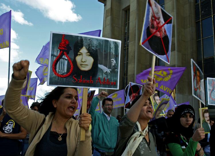Steningsdom over en iransk kvinde har ført til protester verden over. 