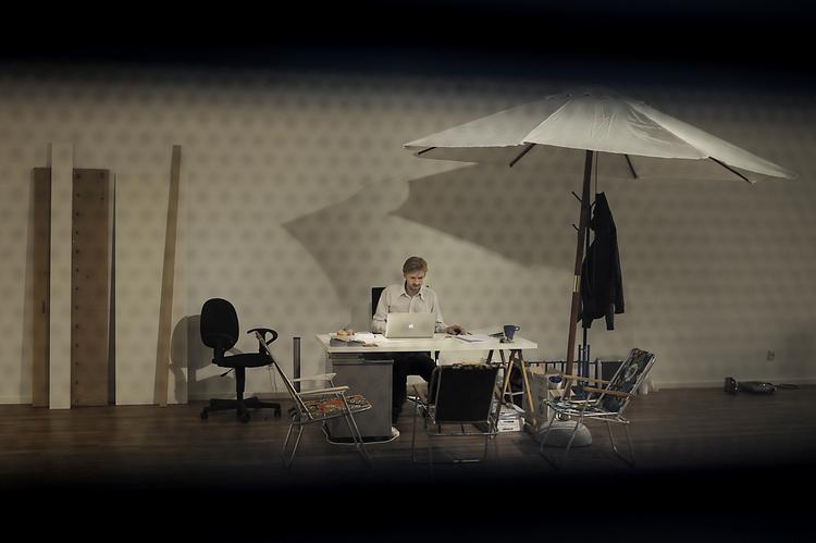 Kunstneren Pind er sammen med 19 andre rykket ind i det næsten tomme Toves Galleri på Vesterbro. Her kan de udstille og motionere deres evner som kuratorer. Galleriet er åbent. 
